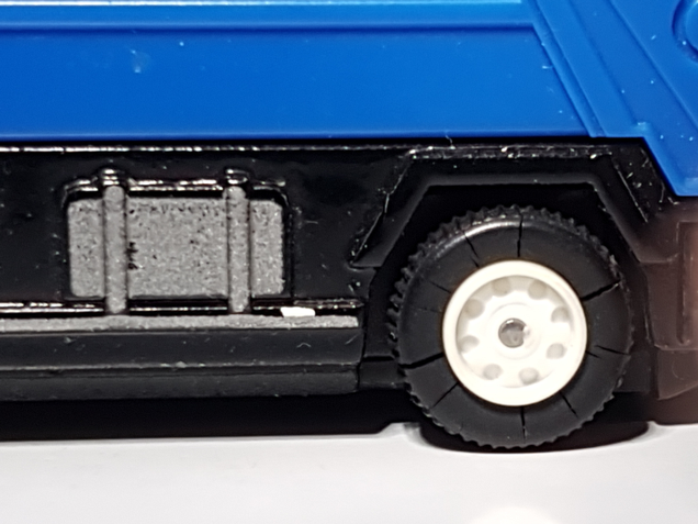 Illustration for article titled Throwback Thursday: B/O (Battery-operated) Tomica B-12 Nissan Atlas Garbage Truck